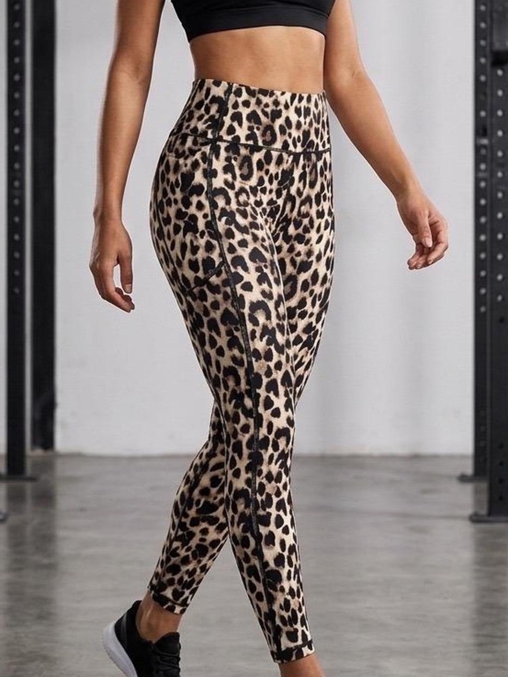 🐆Victoria’s Secret Incredible High Rise Leopard Yoga Leggings with pockets